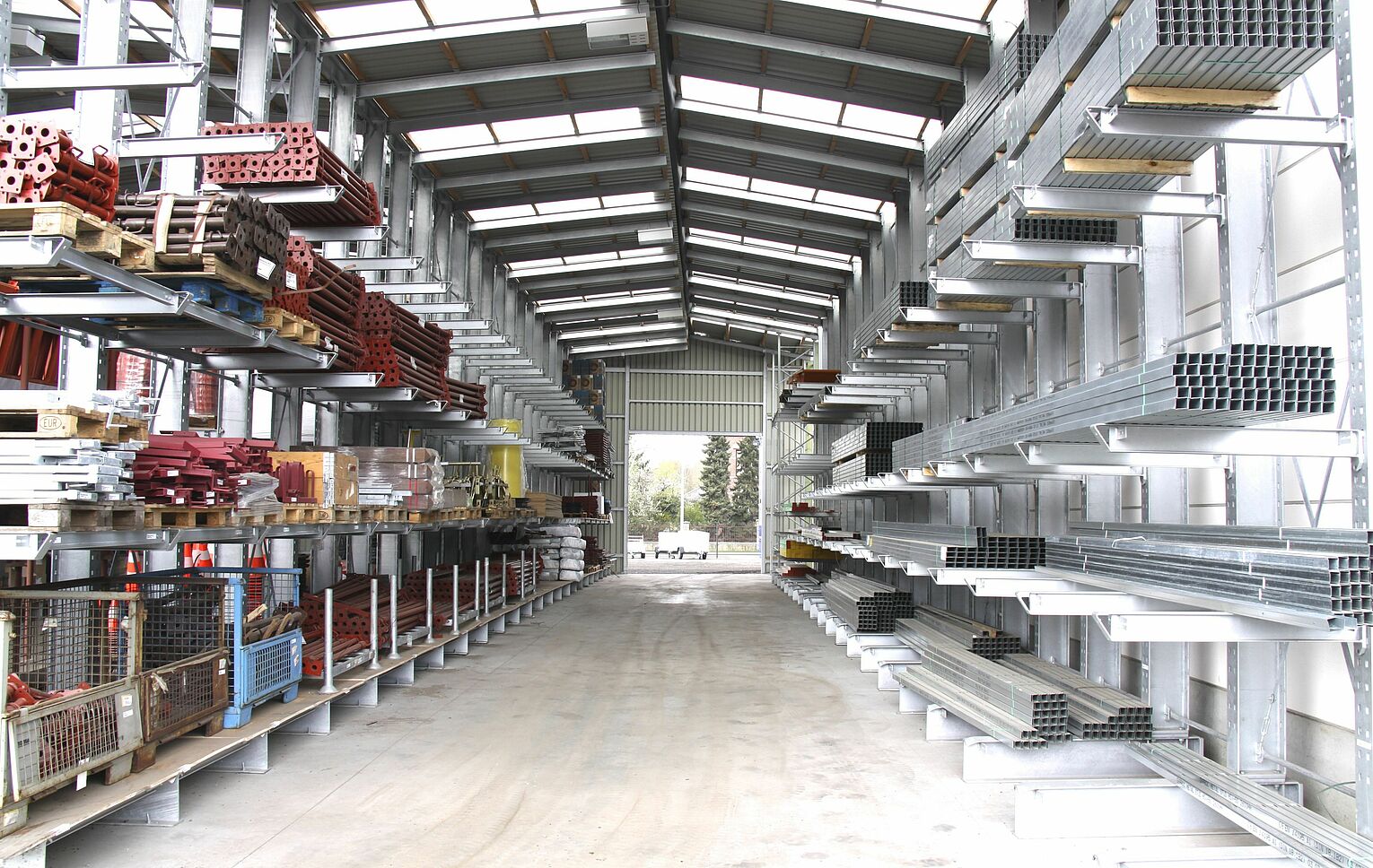 [Translate "Spain"] Rack-clad warehouse Cantilever racking