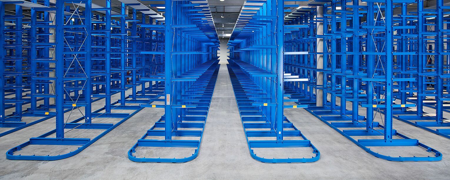 [Translate "Spain"] Cantilever racking for narrow aisle