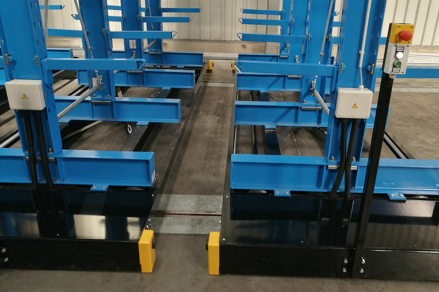 [Translate "Spain"] Mobile cantilever racking