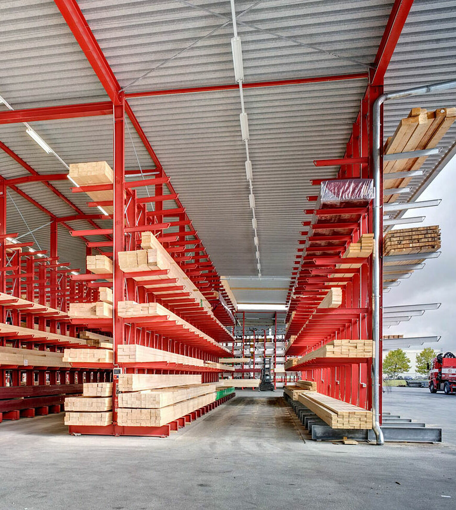 [Translate "Spain"] Rack-clad warehouse Cantilever racking