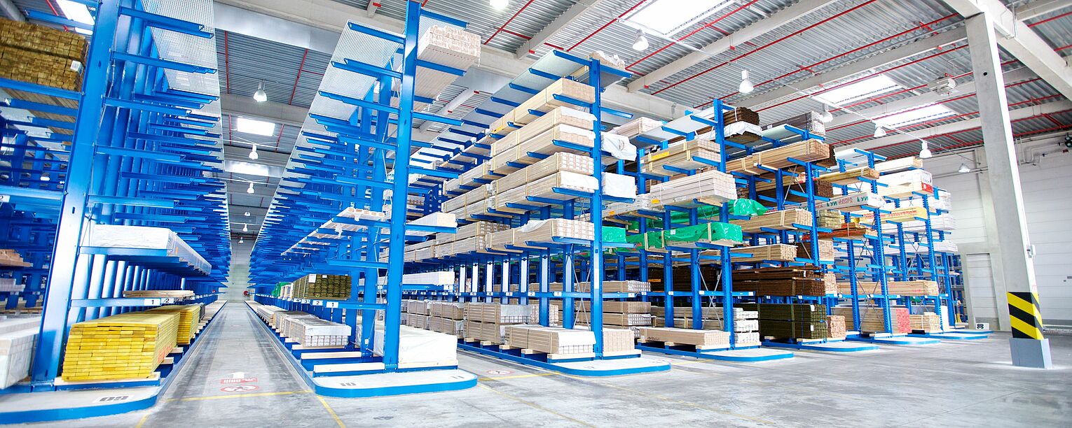 [Translate "Spain"] Cantilever racking for narrow aisle