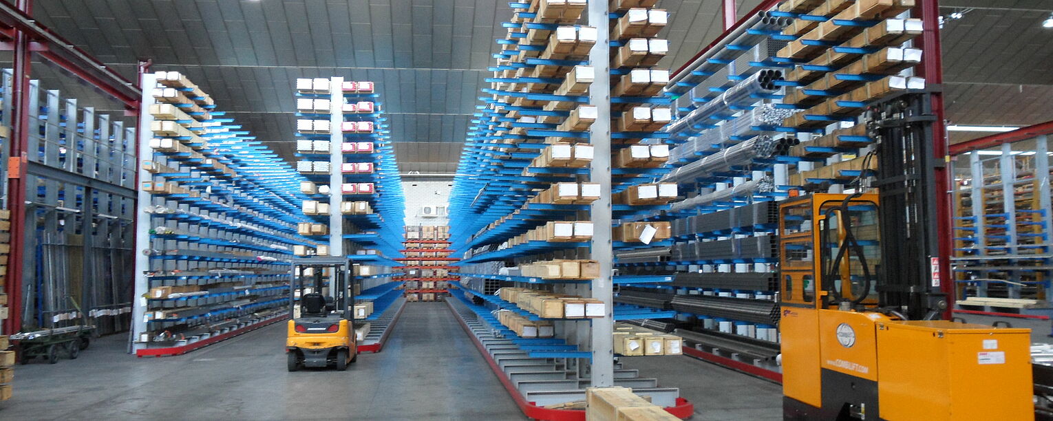 [Translate "Spain"] Cantilever racking for narrow aisle