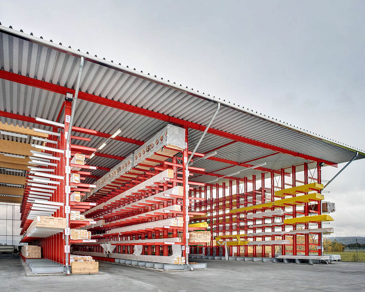 [Translate "Spain"] Rack-clad warehouse Cantilever racking