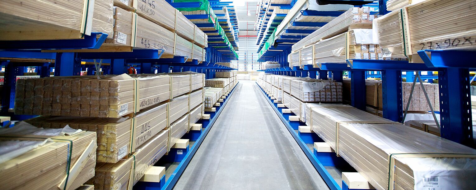 [Translate "Spain"] Cantilever racking for narrow aisle