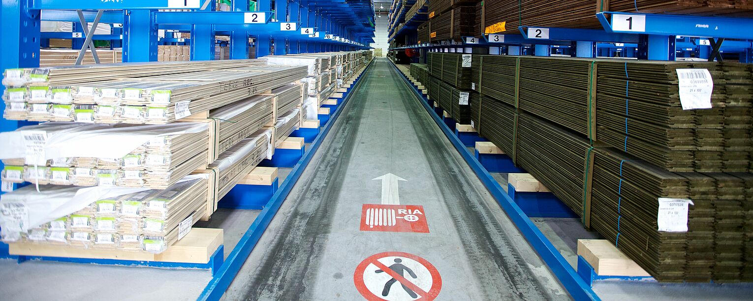 [Translate "Spain"] Cantilever racking for narrow aisle