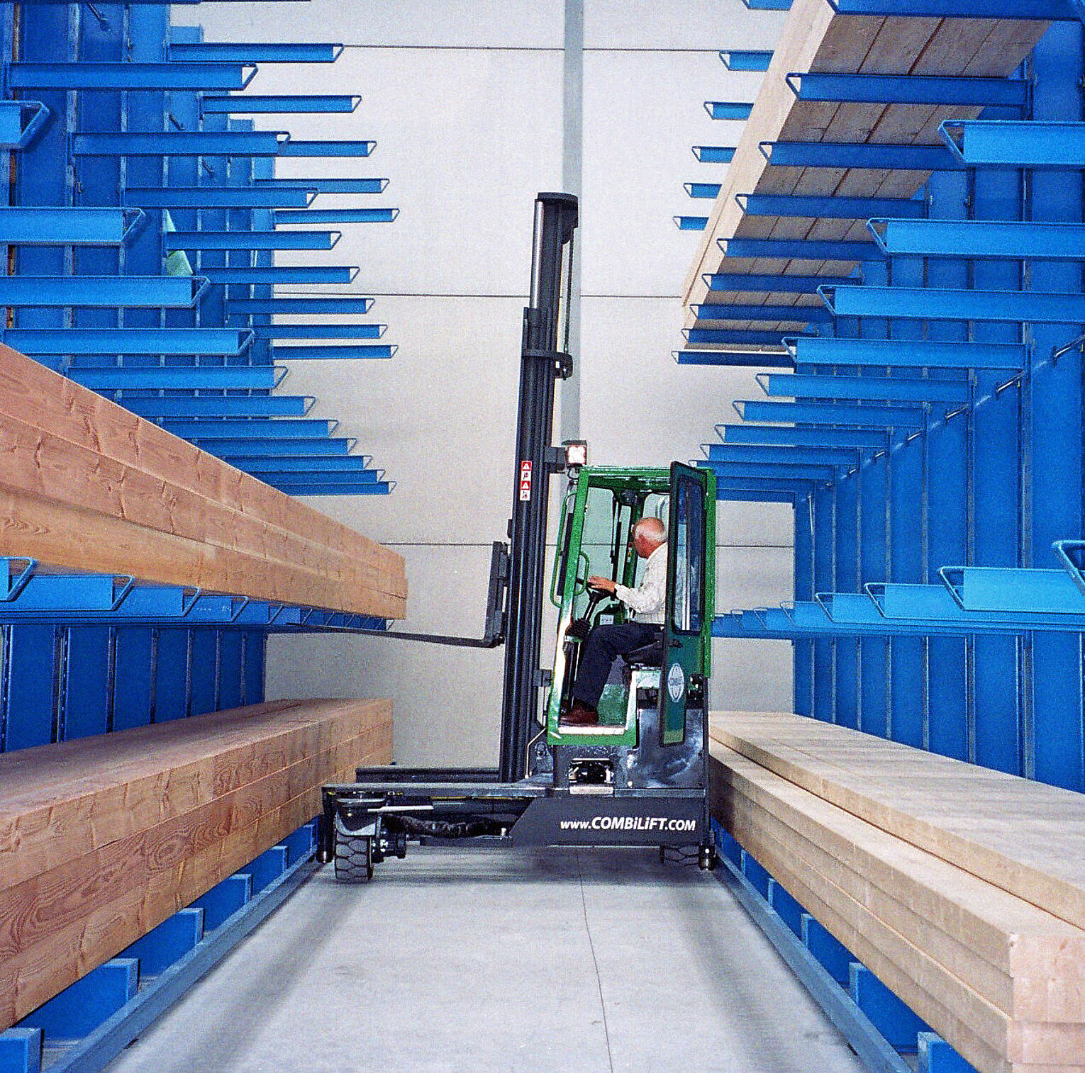 [Translate "Spain"] Cantilever racking for narrow aisle