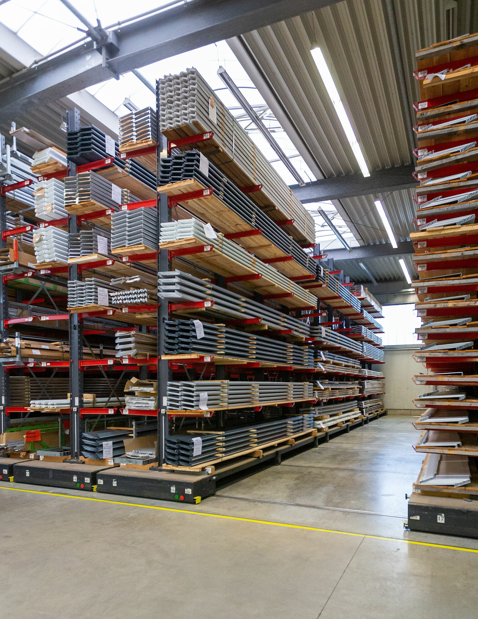 [Translate "Spain"] Mobile cantilever racking