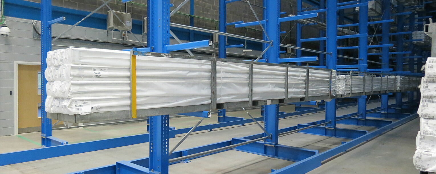 [Translate "Spain"] Cantilever racking for narrow aisle