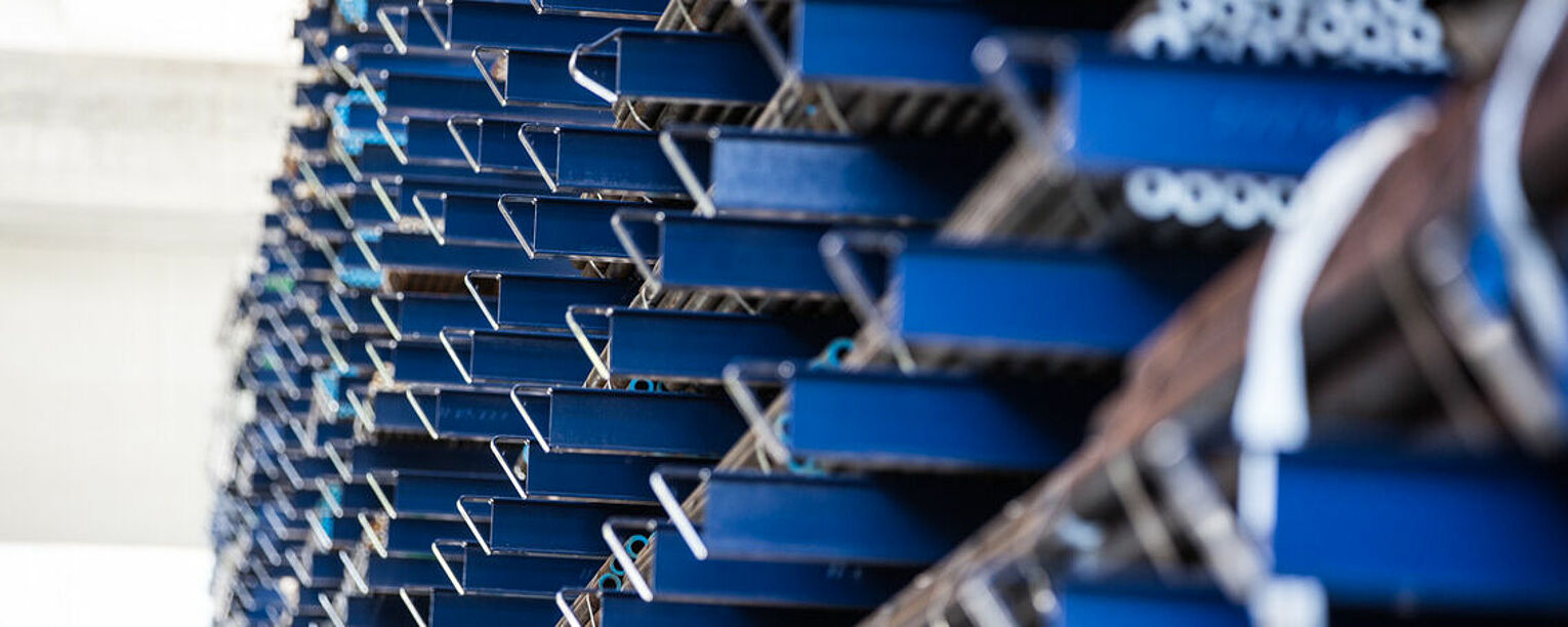 [Translate "Spain"] Cantilever racking Industry solution