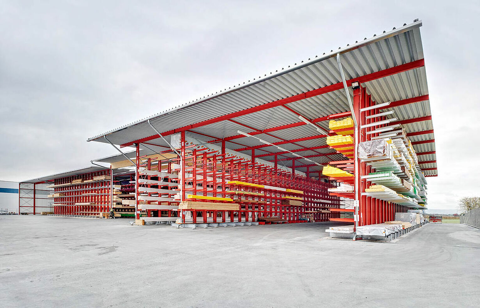 [Translate "Spain"] Rack-clad warehouse cantilever racking