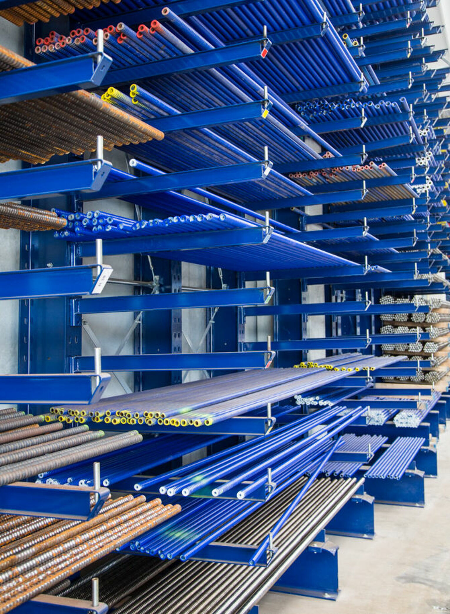 [Translate "Spain"] Cantilever racking Industry solution